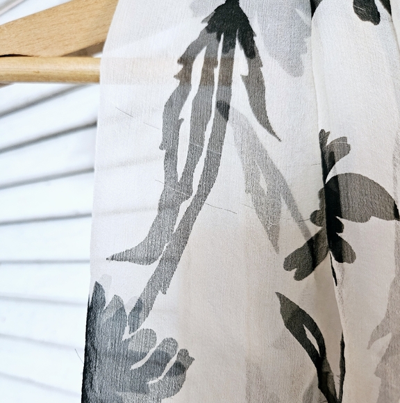 Vintage 1950s Sheer Black and White Floral Silk Scarf - Picture 3 of 5